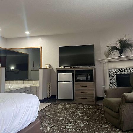Ramada By Wyndham Cedar Rapids South Hotel Buitenkant foto