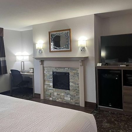 Ramada By Wyndham Cedar Rapids South Hotel Buitenkant foto