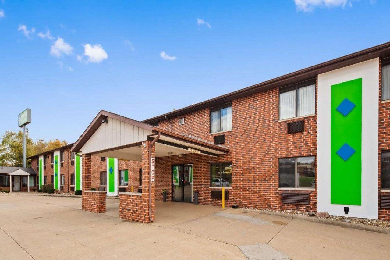 Ramada By Wyndham Cedar Rapids South Hotel Buitenkant foto