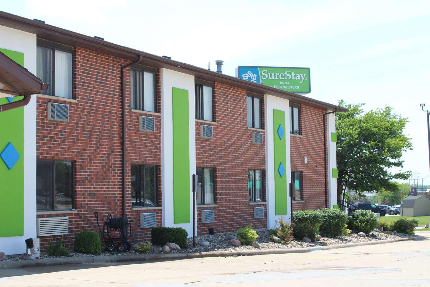 Ramada By Wyndham Cedar Rapids South Hotel Buitenkant foto