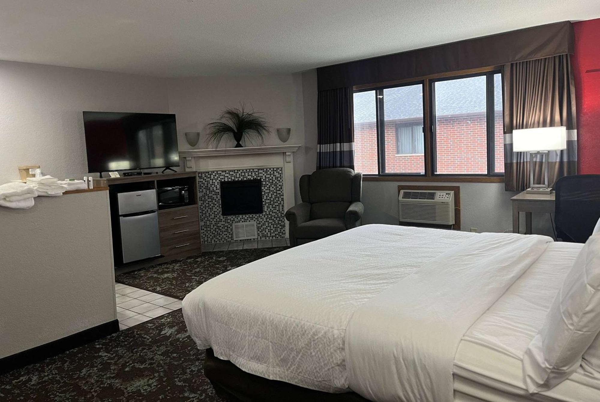 Ramada By Wyndham Cedar Rapids South Hotel Buitenkant foto