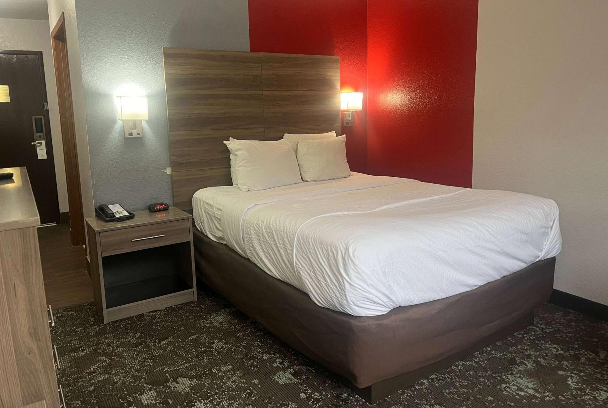 Ramada By Wyndham Cedar Rapids South Hotel Buitenkant foto