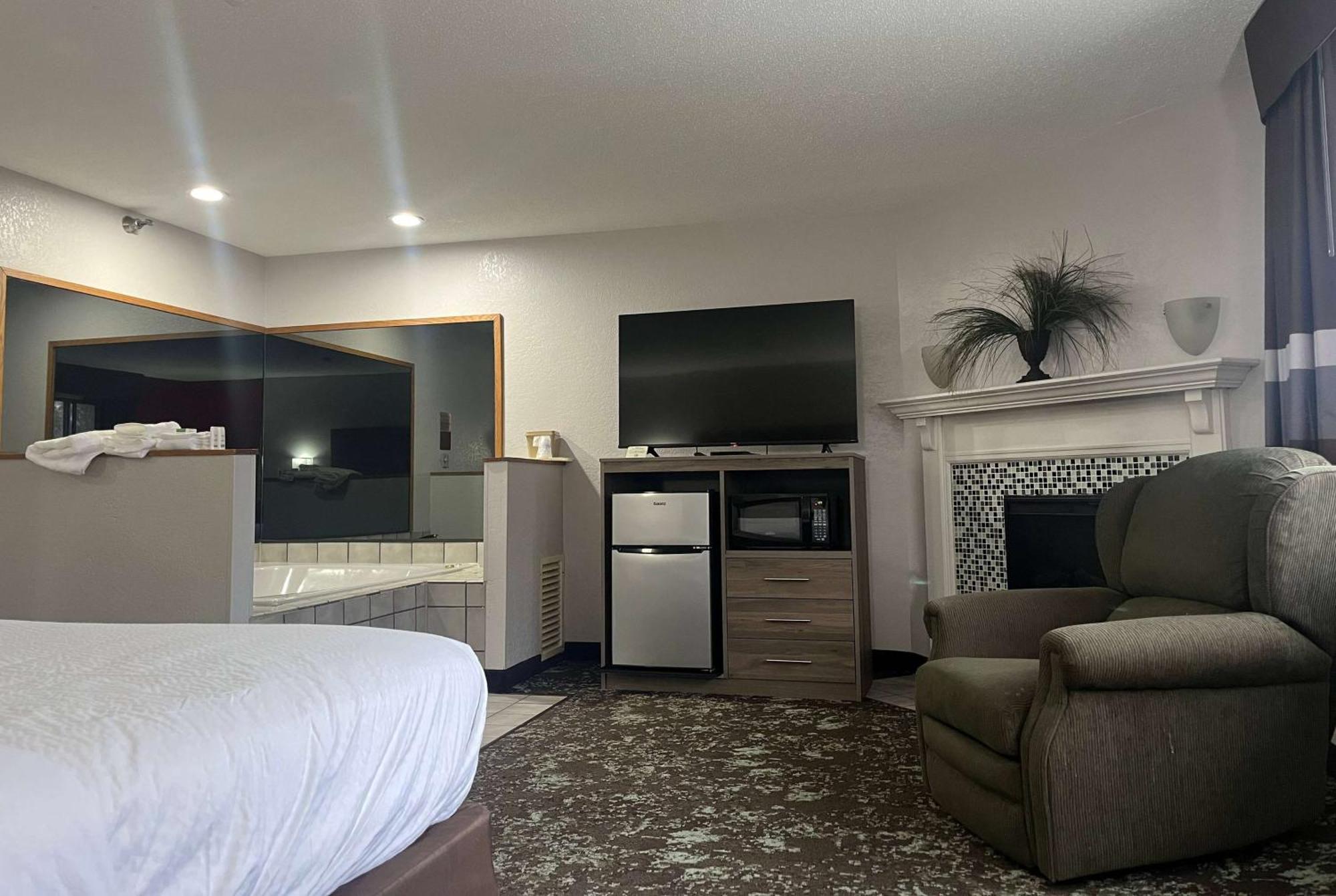 Ramada By Wyndham Cedar Rapids South Hotel Buitenkant foto