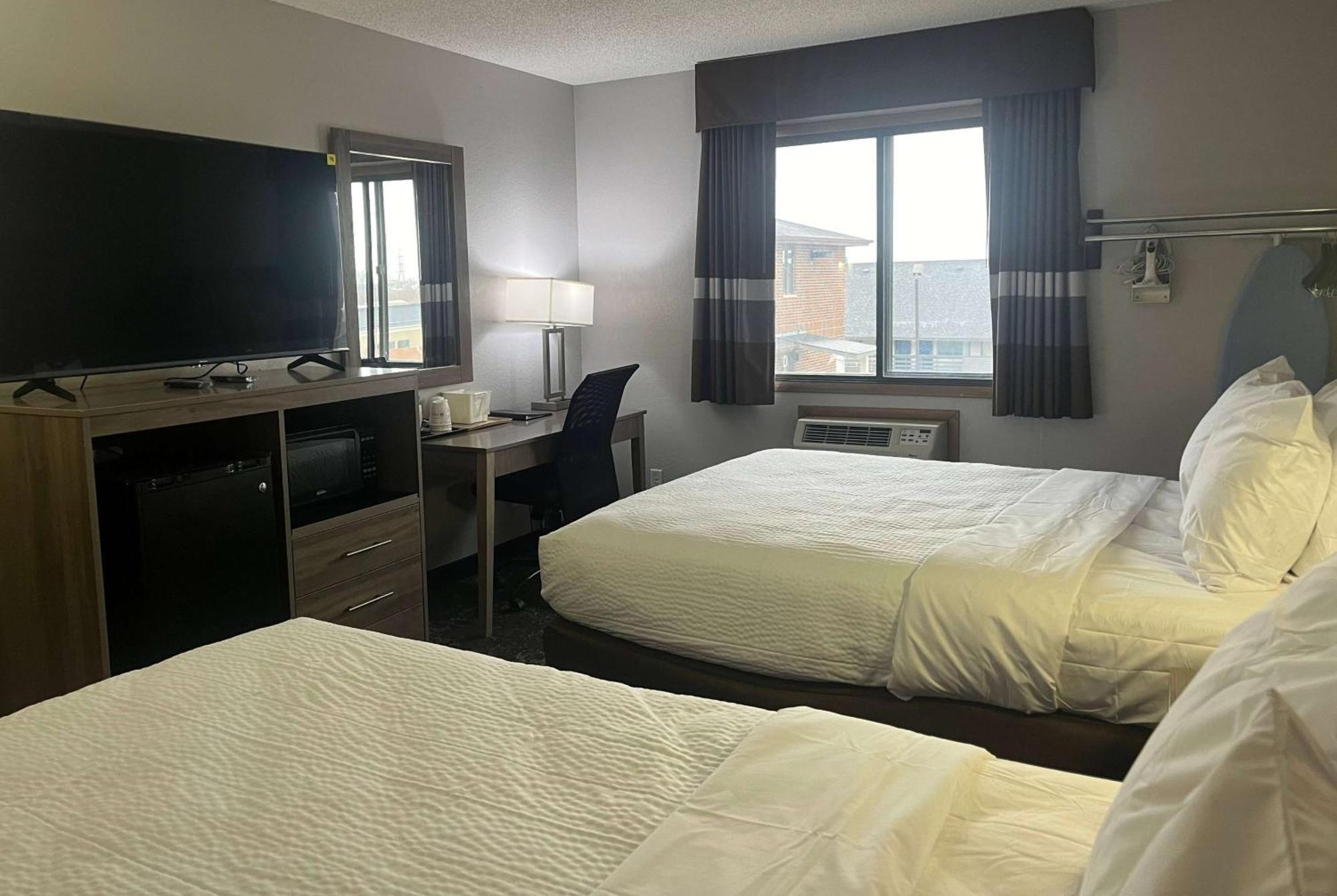 Ramada By Wyndham Cedar Rapids South Hotel Buitenkant foto