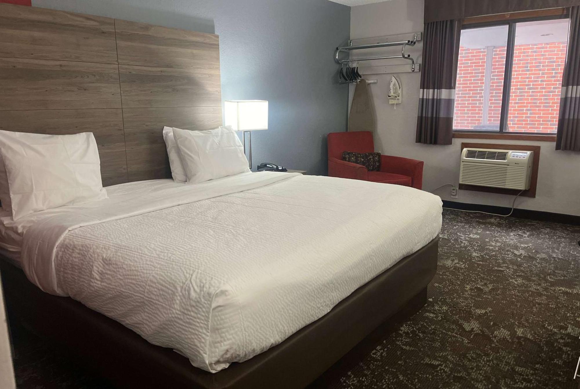 Ramada By Wyndham Cedar Rapids South Hotel Buitenkant foto