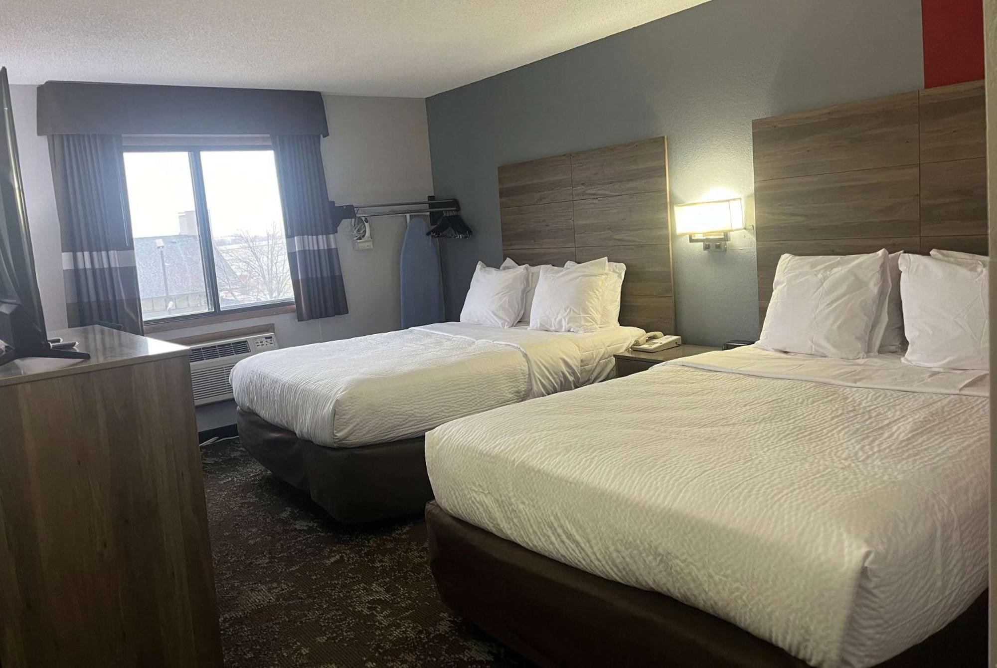 Ramada By Wyndham Cedar Rapids South Hotel Buitenkant foto
