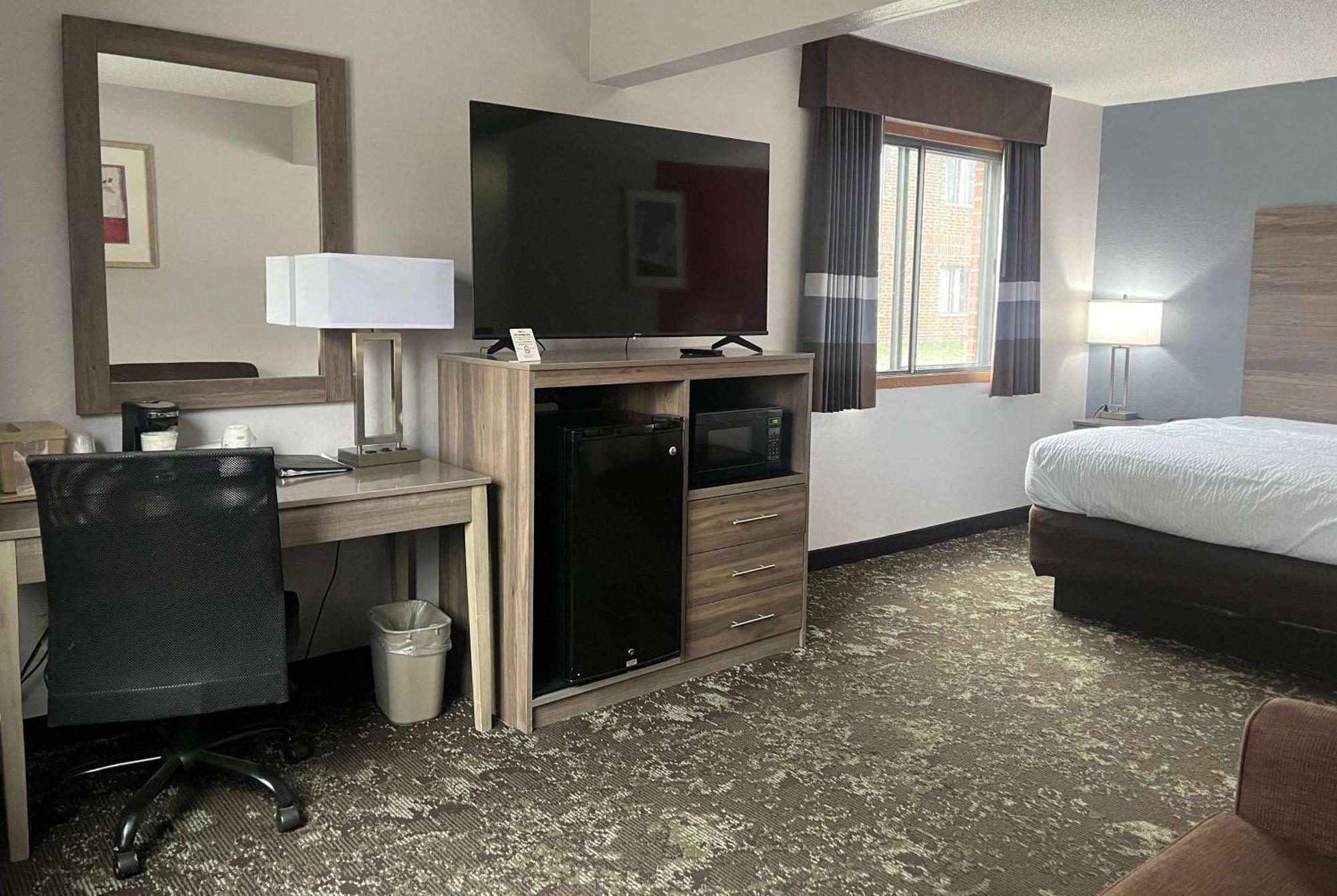 Ramada By Wyndham Cedar Rapids South Hotel Buitenkant foto