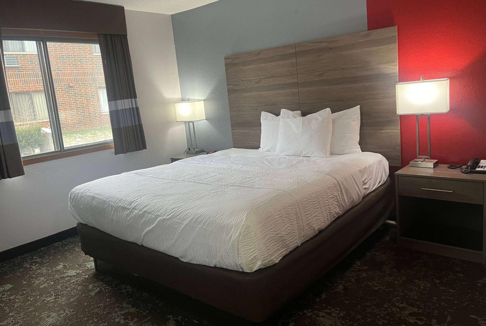 Ramada By Wyndham Cedar Rapids South Hotel Buitenkant foto