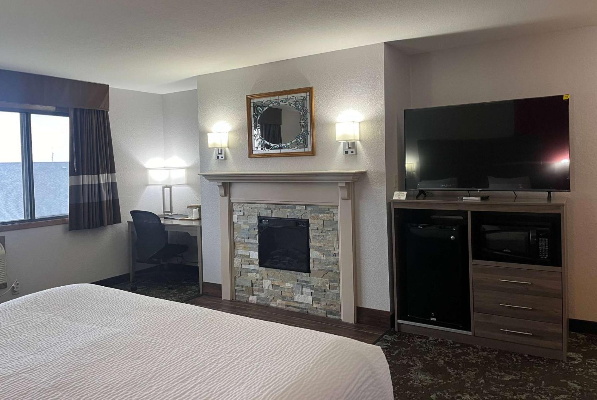 Ramada By Wyndham Cedar Rapids South Hotel Buitenkant foto