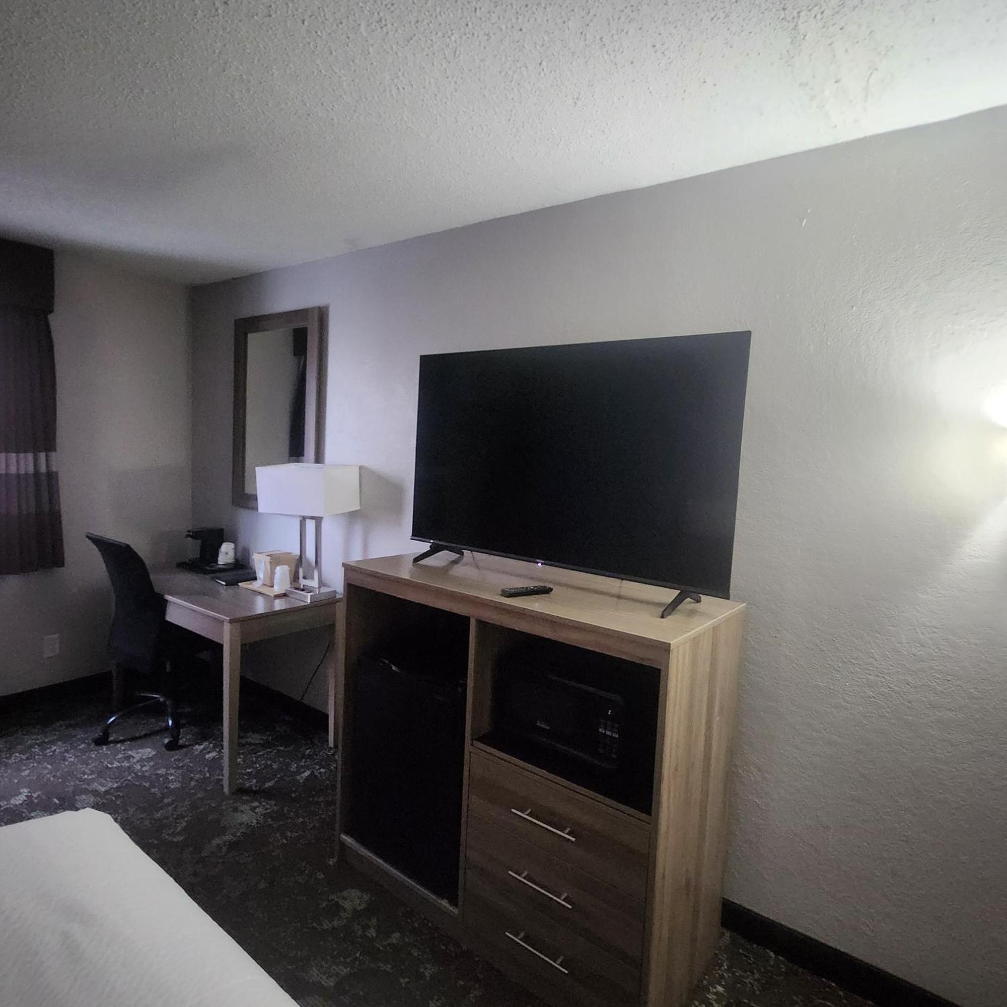 Ramada By Wyndham Cedar Rapids South Hotel Buitenkant foto