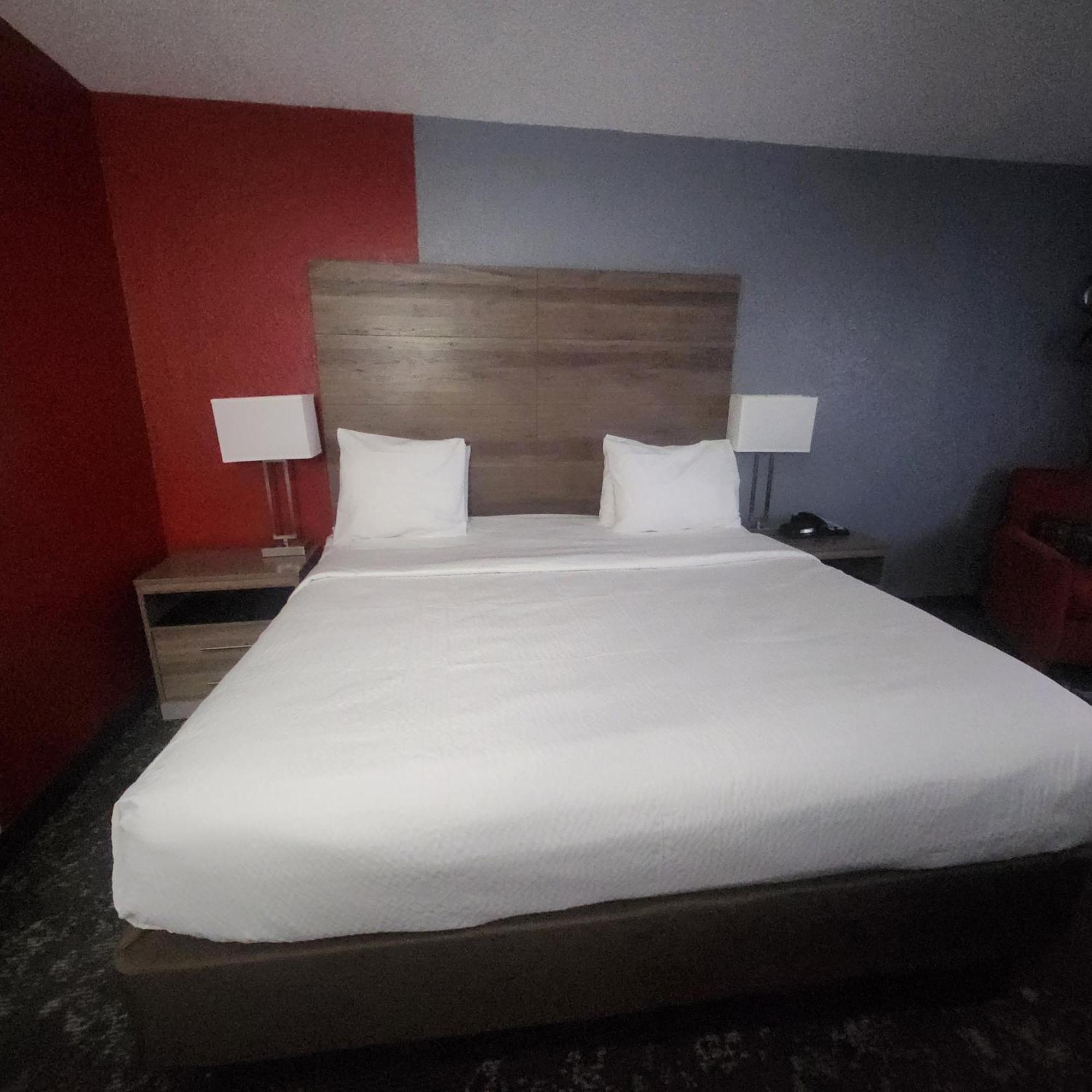 Ramada By Wyndham Cedar Rapids South Hotel Buitenkant foto