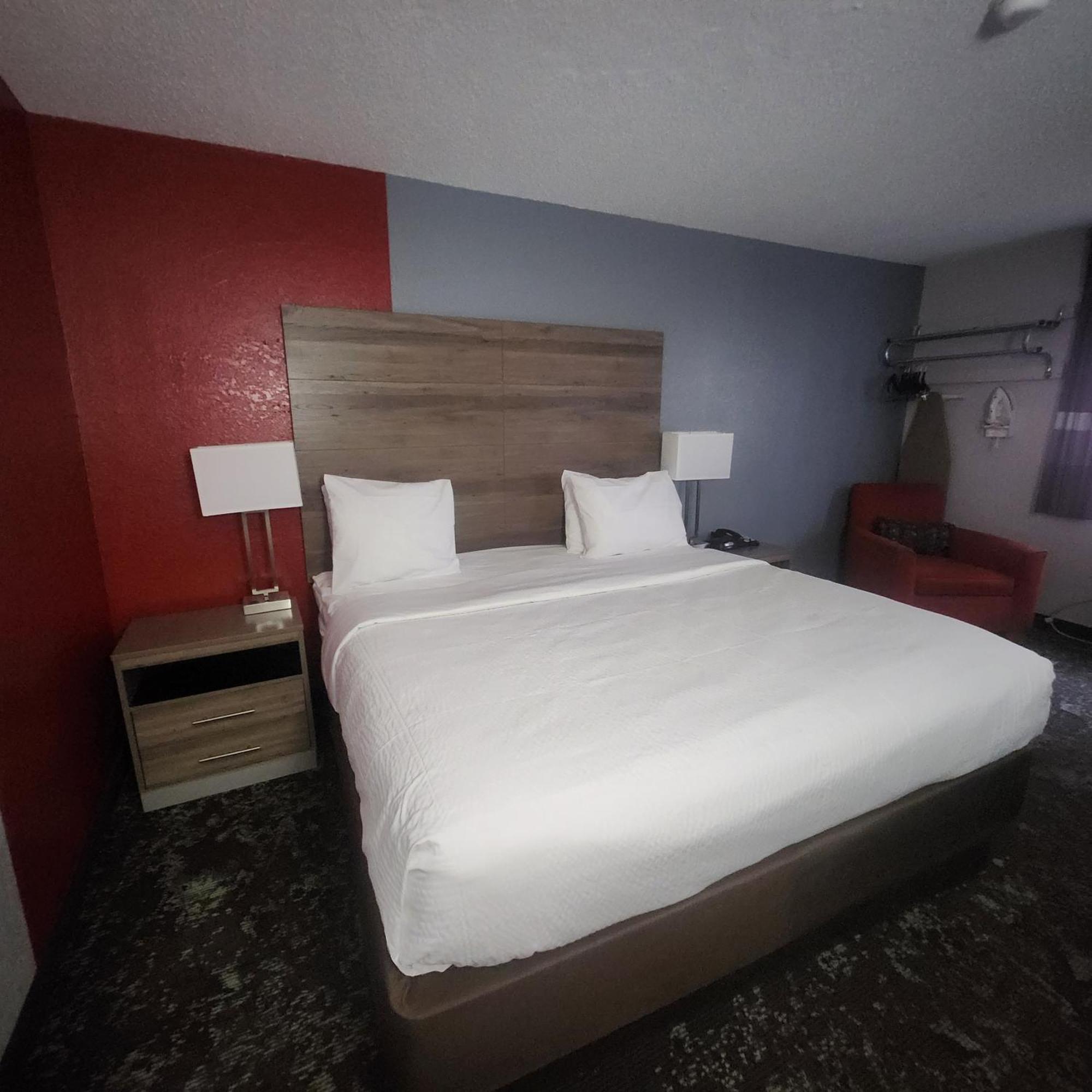 Ramada By Wyndham Cedar Rapids South Hotel Buitenkant foto