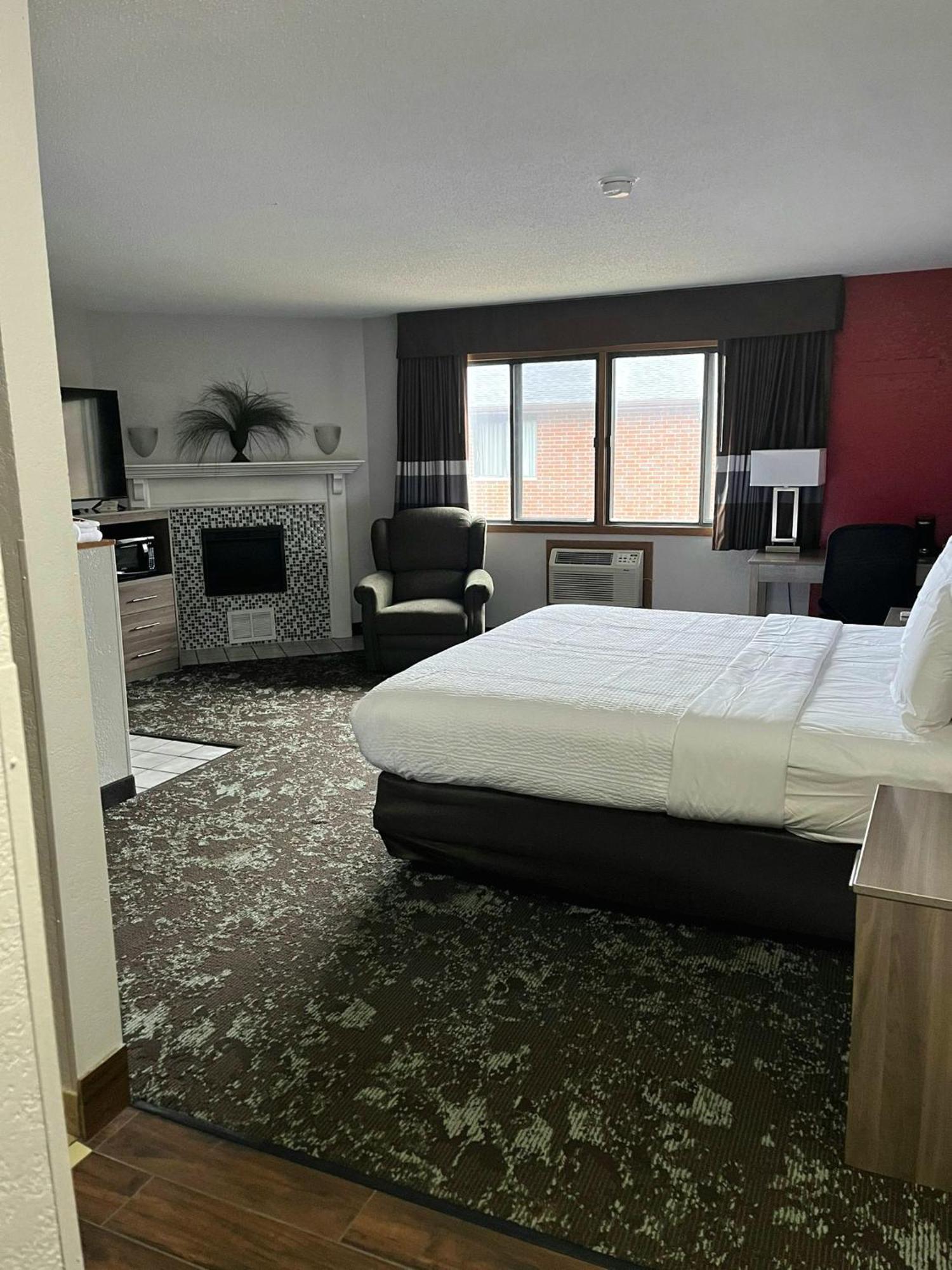 Ramada By Wyndham Cedar Rapids South Hotel Buitenkant foto