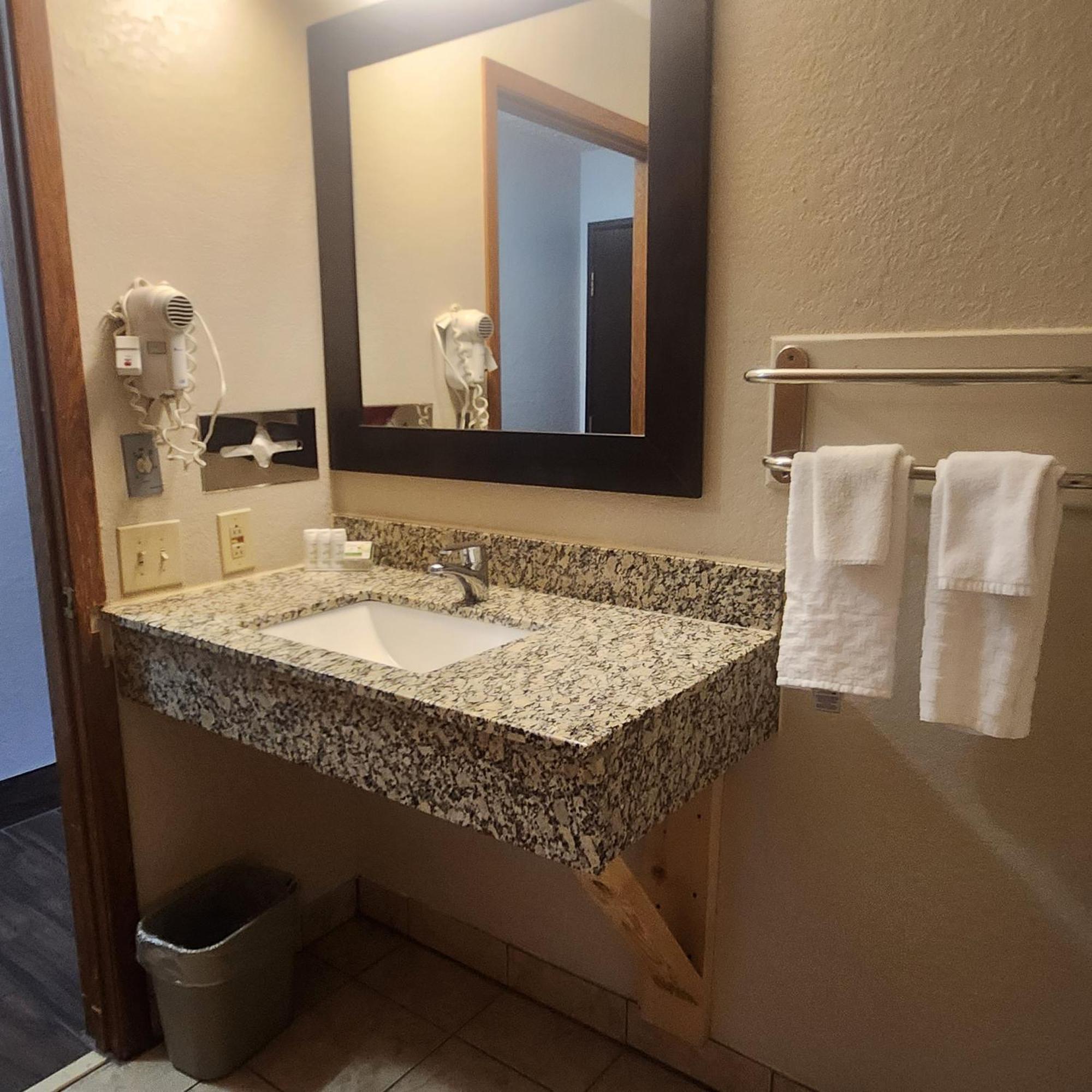 Ramada By Wyndham Cedar Rapids South Hotel Buitenkant foto