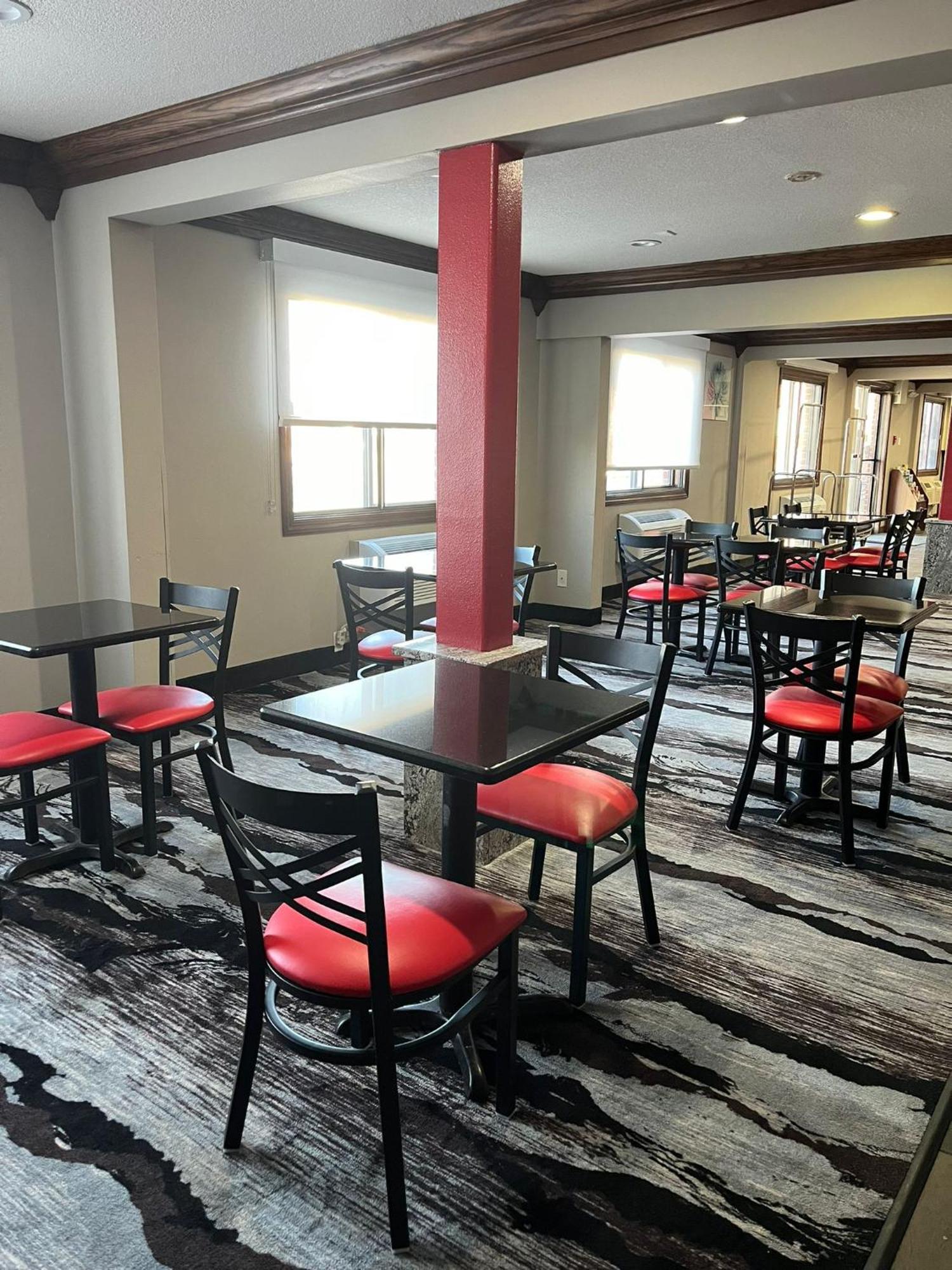 Ramada By Wyndham Cedar Rapids South Hotel Buitenkant foto