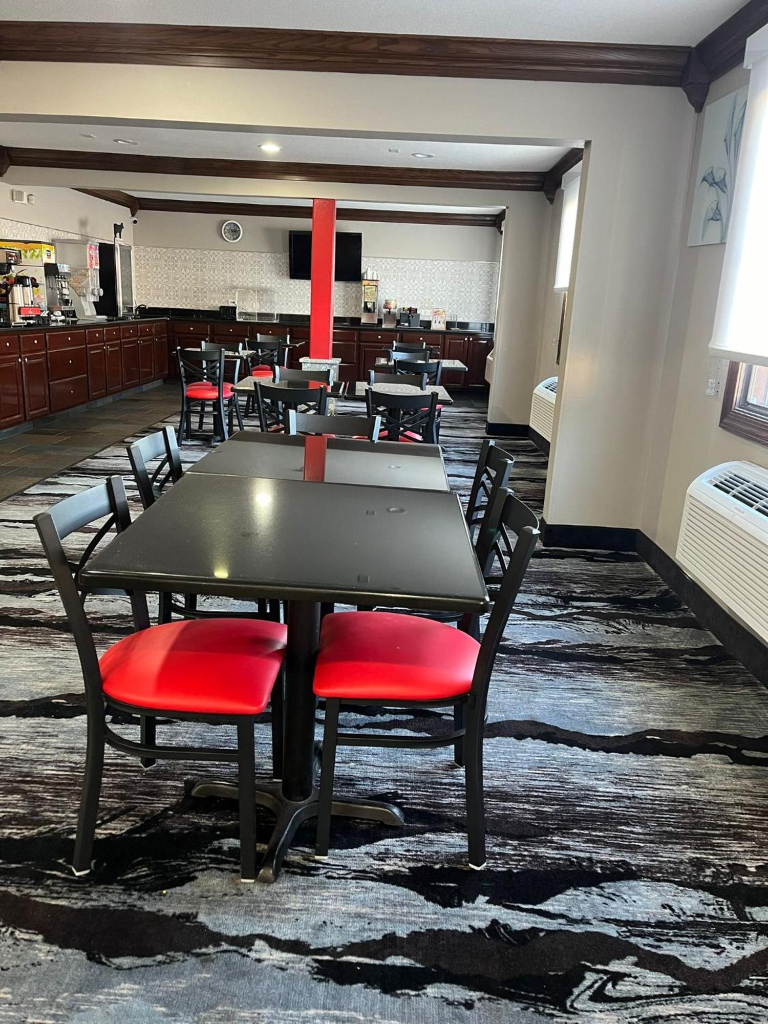 Ramada By Wyndham Cedar Rapids South Hotel Buitenkant foto