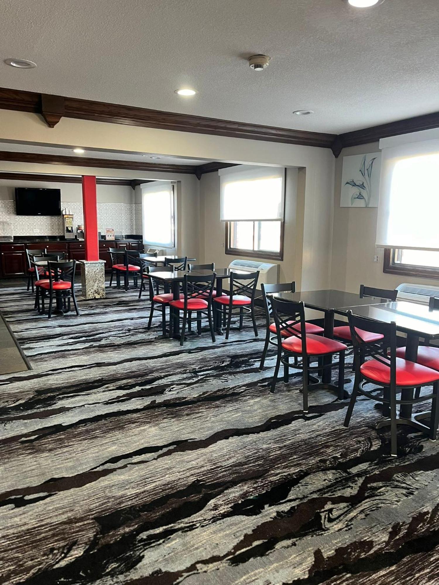 Ramada By Wyndham Cedar Rapids South Hotel Buitenkant foto