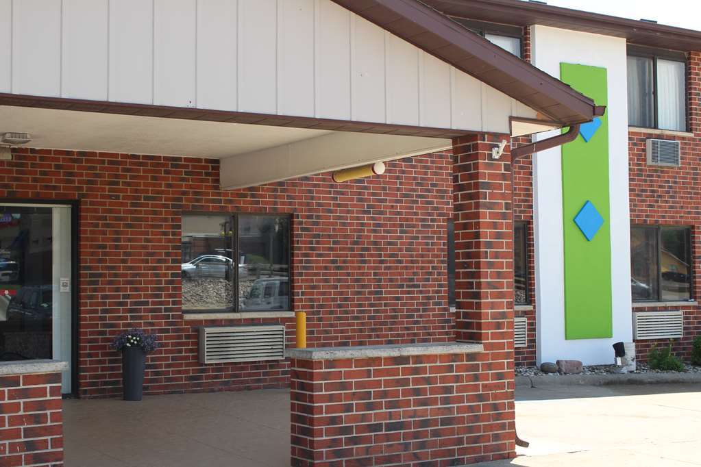 Ramada By Wyndham Cedar Rapids South Hotel Buitenkant foto
